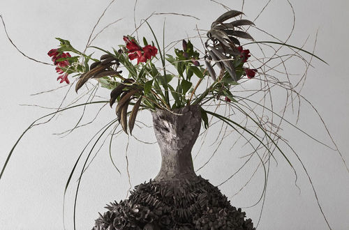 Chiara Camoni, <em>Sister (Capanna), </em>Dettaglio, 2022, Ferro, terracotta nera, fiori freschi e fiori secchi, 220 &times; 140 &times; 150 cm,&nbsp;Nicoletta Fiorucci Collection | Courtesy Chiara Camoni | Foto: Camilla Maria Santini