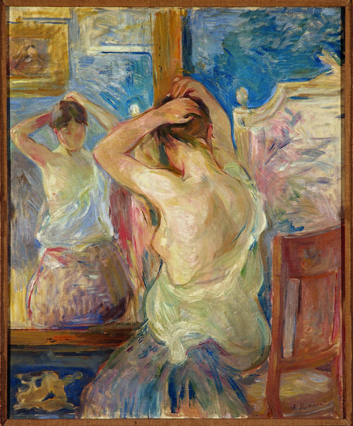 Berthe Morisot (1841-1895), <em>Davanti alla psiche</em>, 1890 circa, Olio su tela, 46 x 55 cm, Firmata in basso a destra &ldquo;B. Morisot&rdquo; Martigny, Collezione Fondazione Pierre Gianadda, cat. rag. CMR 269 | <em>IMPRESSIONISTI SEGRETI</em> - Palazzo Bonaparte, Roma 6 ottobre 2019 - 8 marzo 2020<br />