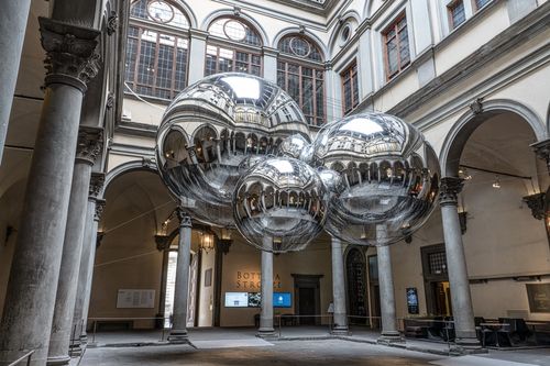 <div><span style="font-family: Calibri;"><em>Thermodynamic Constellation</em>&nbsp;(<em>Costellazione termodinamica</em>), 2020, </span><span style="font-family: Calibri;">Installazione di Tom&aacute;s Saraceno per il cortile di Palazzo Strozzi | Foto: &copy; Ela Bialkowska, OKNO Studio<br /></span></div>