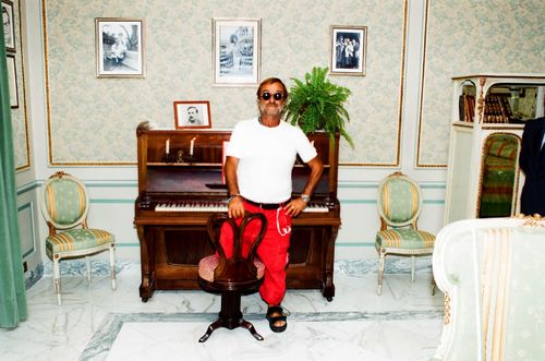 Lucio Dalla nella suite One of a Kind Enrico Caruso del Grand Hotel Excelsior Vittoria a Sorrento, con il pianoforte con il quale compose "Caruso"