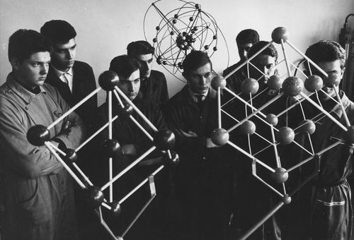 Laboratorio di Meccanica Olivetti, Ivrea, stampa ai sali d’argento su carta, XX mm, 1967 ca. AASO, Fondo Gianni Berengo Gardin 