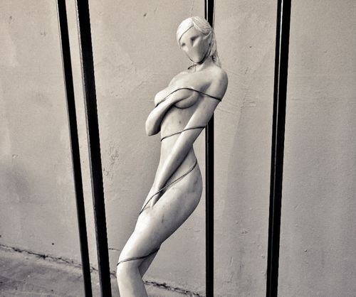Nazareno Biondo, <em>Antigone</em>, 2014 (part.). Carrara's white marble, iron, stell 90x30x30 cm.