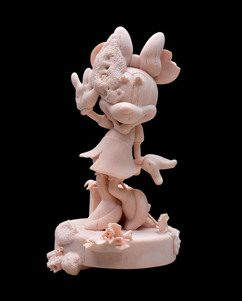 Damien Hirst, Minnie, 2020, marmo rosa, 100.5 × 58 × 58 cm, edizione di 3 + 2 AP © Damien Hirst e Science Ltd. Tutti i diritti riservati, DACS 2021 I Ph. Lucio Ghilardi/Prudence Cuming Associates