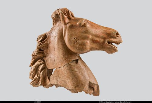 Terrecotte architettoniche dalla Via Latina, Acroterio centrale con testa e collo di cavallo, Inizi I secolo a.C., Musei Capitolini, Antiquarium<br />