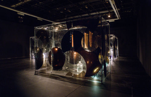 Anicka Yi, Fontenelle, 2015. Vinile, tubi di acciaio, casco da moto, diffusore di profumo, vetro, contenitore, acqua, pelle di kombucha scoby, corda di nylon, luce da lavoro, 198.12×309.88×127 cm. Veduta dell’installazione, The Kitchen, New York