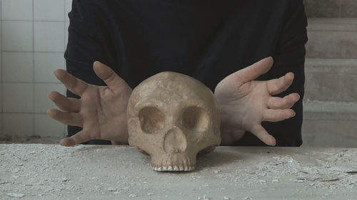 Marina Abramović, <em>Vanitas</em>, Dalla serie <em>The Kitchen, Homage to Saint Therese</em>, Installazione video, colore, 2009 | &copy; Marina Abramović | Courtesy of the Marina Abramović Archives
