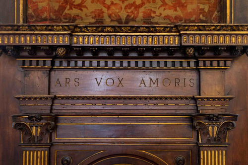 Ars Vox Amoris, inciso nelle pareti lignee del Salone d'Onore, Museo Bagatti Valsecchi, Milano