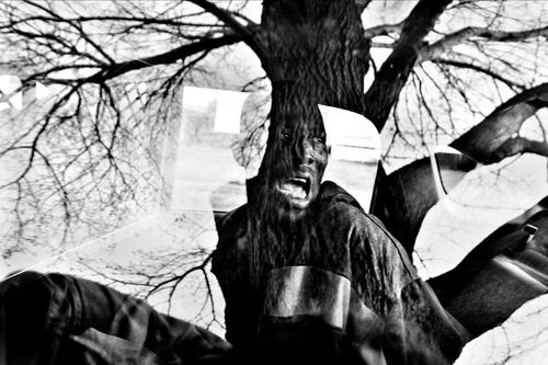 Paolo Pellegrin, <em>Un uomo arrestato dalla polizia per aggressione nei confronti del padre</em>, Rochester, Stati Uniti 2012 | &copy; Paolo Pellegrin / Magnum Photos<br />