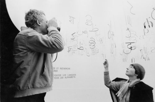 <span>G. Colombo, Ugo Mulas e Gae Aulenti nel box della scrittura, mostra <em>Olivetti formes et recherche</em>, Parigi, Mus&eacute;e des Arts D&eacute;coratifs, 20 novembre 1969 - 1 gennaio 1970. Associazione Archivio Storico Olivetti, Ivrea</span>