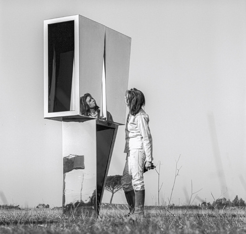 <span>Beverly Pepper con l&rsquo;opera Virgo Rectangle Twist, 1968-1969, Appia Antica, Roma. Courtesy Fondazione Progetti Beverly Pepper</span>