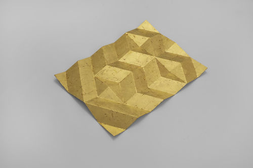 Cristiano Tassinari, Philharmonie, 1963-2025, acciaio inox, bolo rosso, oro 24K, 55x42x5 cm.