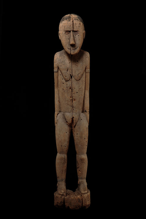 <span>Scultura raffigurante un&rsquo;antenata</span><span>, Oceania</span>. Melanesia. Nuova Guinea. Lago Sentani. Area orientale. Villaggio di Asei, Fine XIX secolo, legno e pigmenti. Lugano, MUSEC - Collezione Brignoni&nbsp;