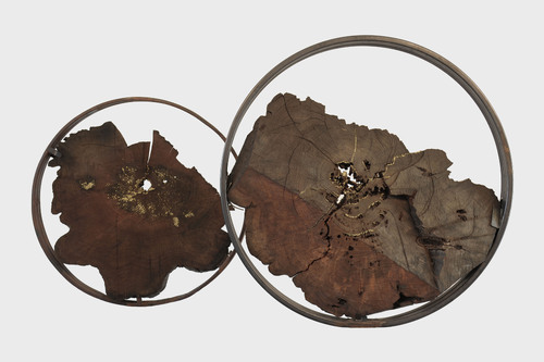 Maria Cristina Carlini, Filemone e Bauci, 2021, legno di recupero, oro, ferro, 2 elementi, 183x⌀104 cm, base ⌀71 cm, 204x⌀125 cm, base 80x50 cm, (dettaglio) 