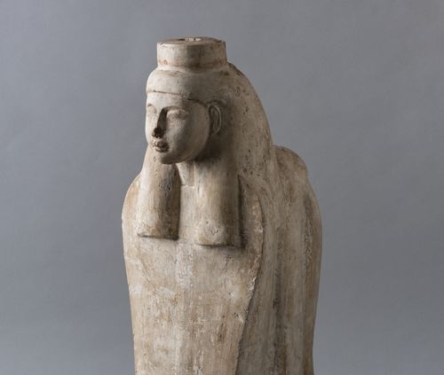 Statua della dea Meretseger, Nuovo Regno, XIX-XX Dinastia (1292 – 1076 a.C.), Deir el-Medina, Calcare, 68x23x36 cm. Cat. 956. Museo Egizio, Torino