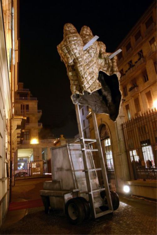 Perino & Vele, Alf, 2005, cartapesta, vetroresina, ferro zincato, gomma, asfalto, cm 665 x 283 x 420