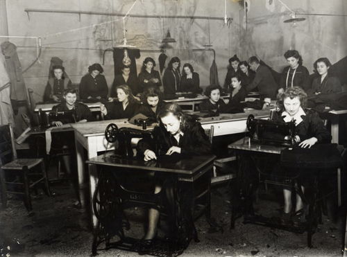 Sartoria per disoccupate gestita a Bologna dall'UDI, 1947. Archivio fotografico UDI Bologna