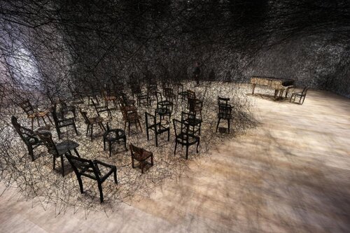Shiota Chiharu, In Silence, 2002-2019. Veduta dell’installazione presso la mostra Shiota Chiharu: The Soul Trembles, Mori Art Museum, Tokyo, 2019. Foto: Sunhi Mang. Su concessione di Mori Art Museum, Tokyo