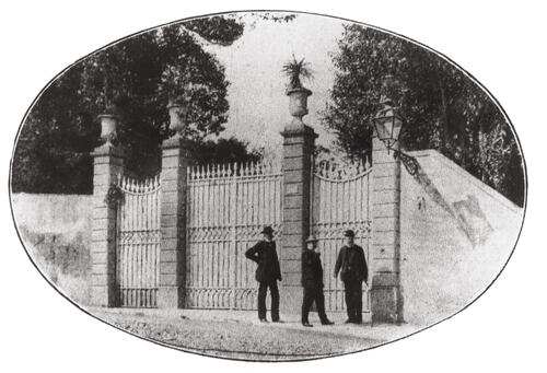 Max Klinger, Leopold Friedrich and Georg Hirzel in front of Villa Romana, april 1905