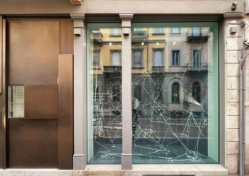 Letizia Cariello, Calendario - Nous / Chirone, 2022, dischi d'acciaio, lana bianca, chiodi da maniscalco, vernice fotoluminescente, dimensioni variabili