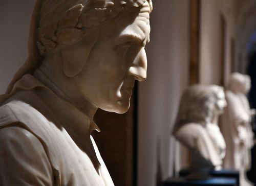 Dante. La visione dell’arte, veduta della mostra, in primo piano Alessandro D'Este, Busto di Dante, 1813. Roma, Musei Capitolini, Protomoteca Capitolina
