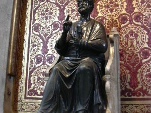 <em>San Pietro Benedicente</em>, Arnolfo di Cambio, XIII sec., San Pietro, Città del Vaticano, Roma | Courtesy of Wikimedia Commons Photo by Mattana<br />