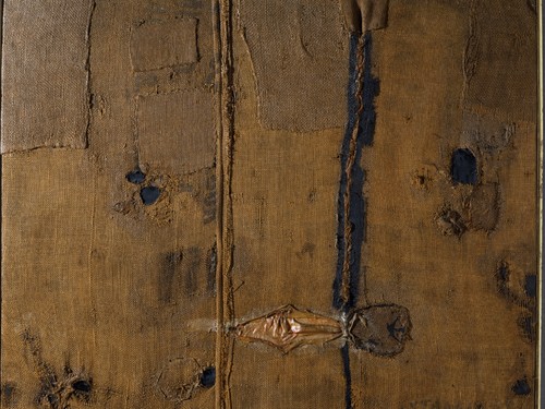 Alberto Burri, <em>Abstraction with Brown Burlap</em>, 1953, olio, vernici, applicazioni in seta su iuta, Torino, GAM – Galleria Civica d'Arte Moderna e Contemporanea.