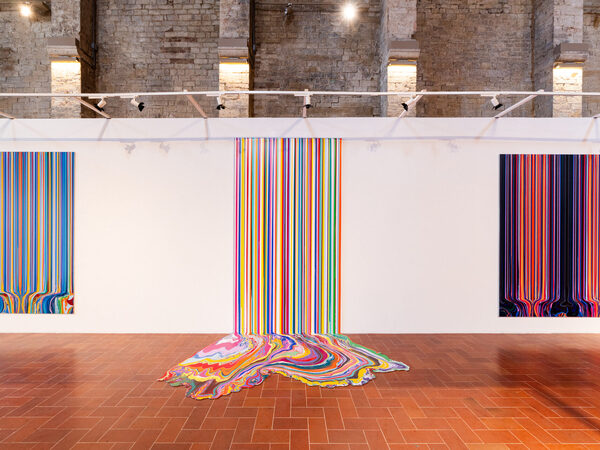 Ian Davenport. Holding our Centre, Sala delle Pietre, Todi, 2025 I Ph. Clikkami 2.0 Ian Davenport. Holding our Centre, Sala delle Pietre, Todi, 2025 I Ph. Clikkami 2.0
