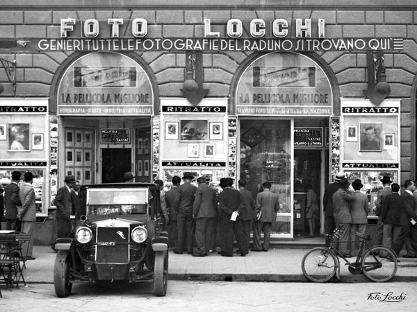Lo studio d'arte e tecnica fotografica Foto Locchi nella sua storica sede di Piazza della Repubblica nel 1936 | © Archivio Foto Locchi