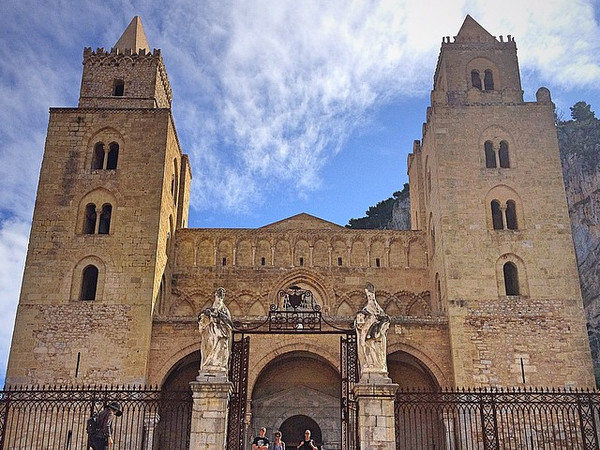 Duomo di Cefalù, nel cuore del Distretto turistico di Cefalù, Madonie e Himera. L'edificazione inizia nel 1131 per terminare 340 anni più tardi. La stratificazione storico artistica della Basilica rende questo monumento uno dei più preziosi dell'arte bizantino arabo-normanna. Patrimonio UNE