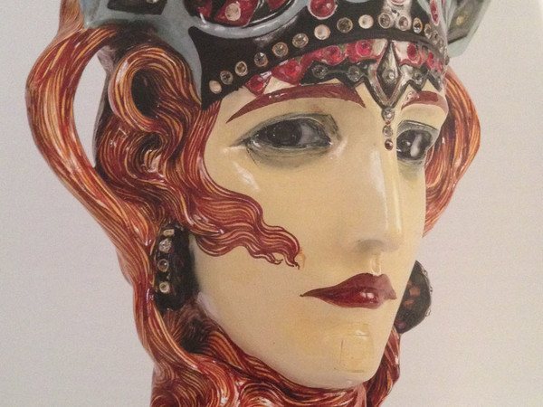Renato Bertelli, Marchesa Casati in maschera di Medusa, 1920 circa, Ceramica invetriata con applicazioni di vetri tagliati a brillante, h 37 cm, Fabbrica Ceramiche Salvini Ro, Ferrara, Fondazione Cavallini