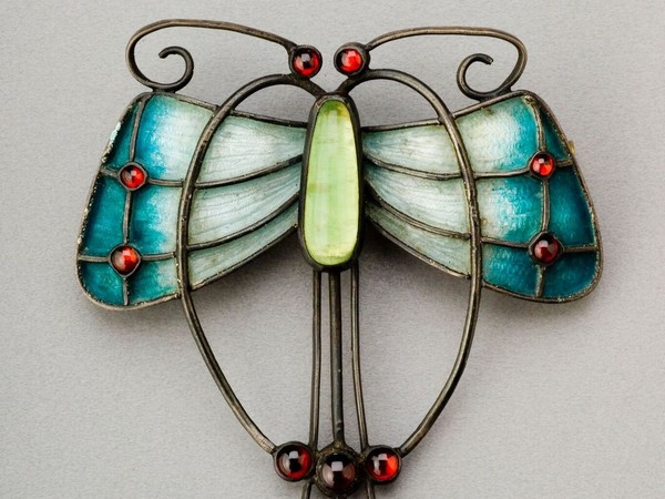Progetto Josef Ladislav Němec (1871-1943), Realizzazione Scuola professionale di oreficeria di Praga, Spilla, 1903, Praga, Metallo, smalto, granati boemi, vetro, Alt. 6 cm