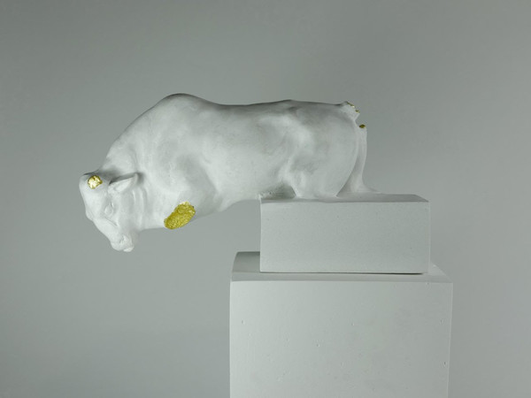 Jean Bedez, Sans Titre [Senza titolo], III, 2021 gesso, oro, 7 x 23 x 13 cm. I Ph. Ludovic Jecker
