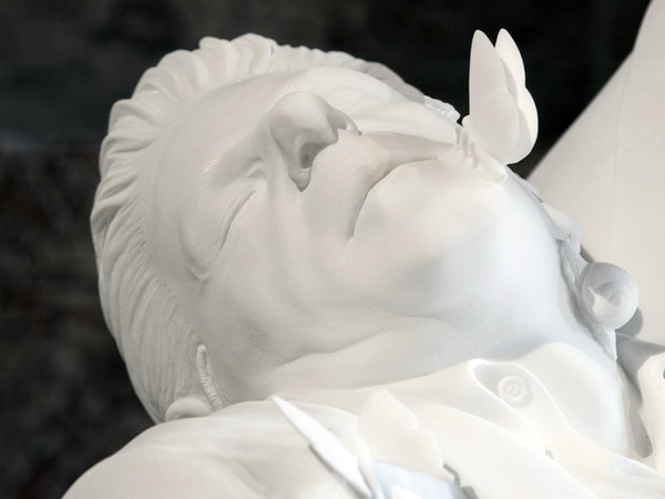 Jan Fabre, Merciful Dream (Pietà V), 2011, marmo di carrara, 190 x 195 x 110 cm, foto Pat Verbruggen, Collezione privata, Copyright Angelos bvba