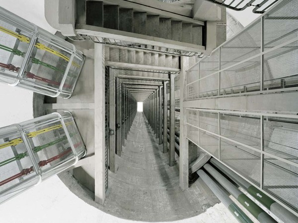 Edgar Martins (Évora, Portogallo, 1977), Centrale elettrica Alto Rabagão: barra collettrice (vista dalla sala macchine), 2011, C-print, 150 x 120 cm, The Time Machine | © Edgar Martins