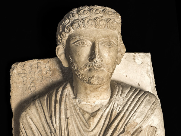 Rilievo funerario con ritratto di Šalamallat, Seconda metà II - inizi III secolo d.C., Calcare, 41 x 23 x 55 cm, Terra Sancta Museum - sezione archeologica, Gerusalemme | Foto © Gianluca Baronchelli