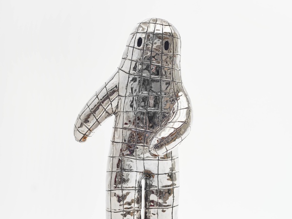 Clementine De Chabaneix, Esprit-fête 1, Ceramica smaltata, 41 × 25 × 18 cm | Courtesy Dorothy Circus Gallery | © Clémentine de Chabaneix