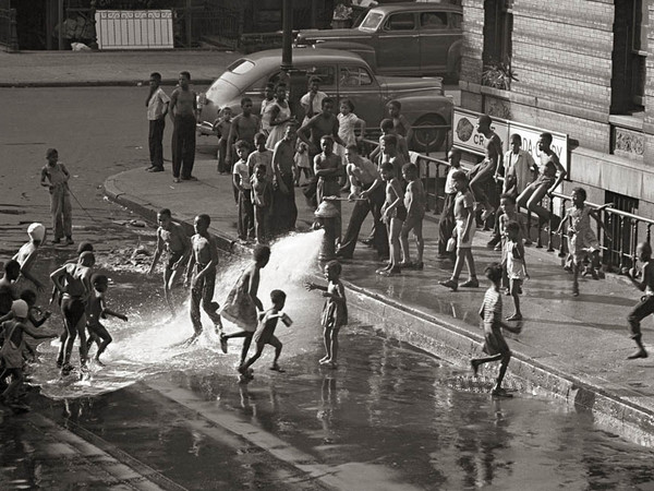 Gordon Parks, Harlem 1948. © The Gordon Parks Foundation<br />