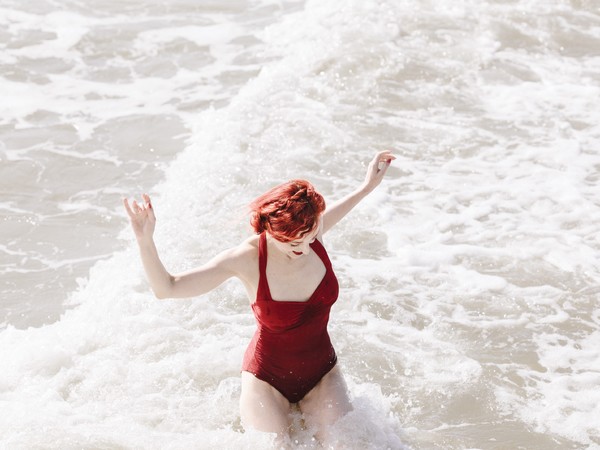 Foto: © Guido Calamosca, Eve La Plume al mare | Courtesy of Summer Jamboree Senigallia 2019 