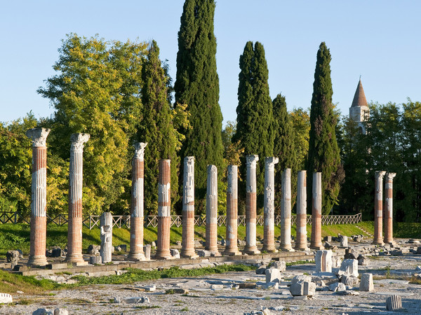 90 a.C. | Aquileia è municipiumDopo la guerra sociale cambia il sistema magistratuale imperniato sulle figure dei quattuorviri | Nell'immagine: le colonne del Foro | Foto: © Gianluca Baronchelli