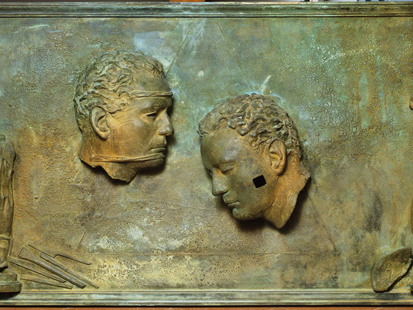 Igor Mitoraj, Autoritratto, Doppio autoritratto. Bronzo, cm 68,5 x 118. Firenze, Galleria degli Uffizi, Corridoio Vasariano