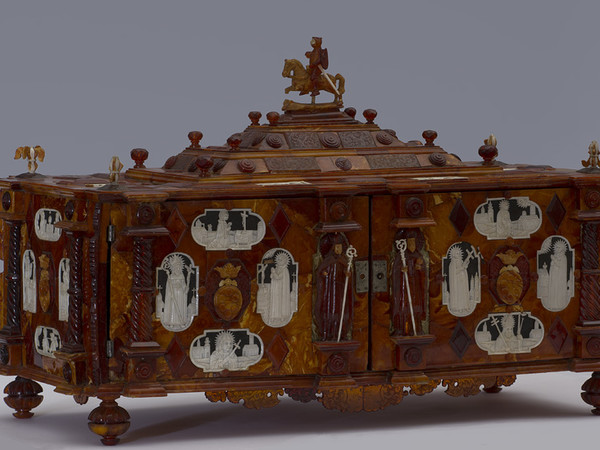 Manifattura di Danzica, Cofanetto di San Casimiro, ambra gialla e bianca, cm 35,5 x 58 x 20. Firenze, Museo degli Argenti