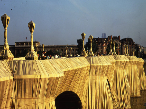 Christo and Jeanne-Claude, The Pont Neuf Wrapped (Project for Paris), Drawing in 2 parts 1975-1985, 40,876 square meters of woven polyamide fabric and 13 km of rope | Volfgang Volz © Christo 1985
