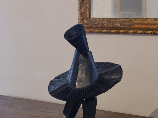 William Kentridge, Skirt, 2022, Bronzo, Collezione privata | Veduta della mostra Pensieri fuggitivi a cura di Saverio Verini, Palazzo Collicola, Spoleto, 2025 | Courtesy © William Kentridge e Lia Rumma Gallery Milano/Napoli | Foto: Giuliano Vaccai