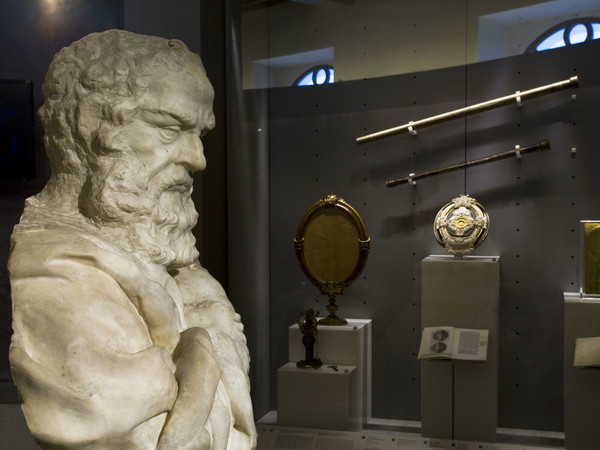 Museo Galileo: una veduta della sala dedicata allo scienziato toscano. In primo piano busto di Galileo (Carlo Marcellini, 1674-1677); sullo sfondo vetrina con i cannocchiali, la lente obiettiva e il giovilabio | © Museo Galileo, Firenze