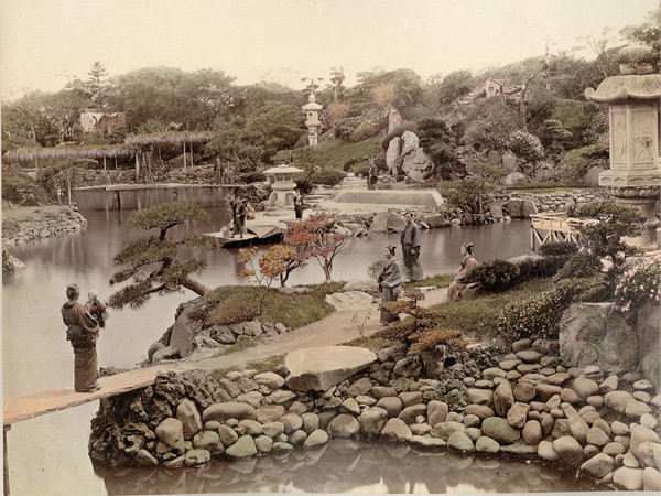 Kusakabe Kimbei (attr.), Il Parco del Principe Hotta a Tokyo, ante 1893, Giappone Segreto. Capolavori della fotografia dell'800 | Courtesy of Palazzo del Governatore, Parma 2016