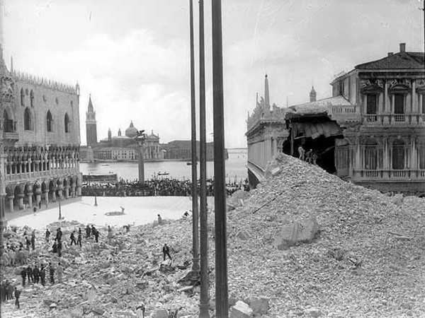 Tomaso Filippi, Venezia, le macerie del campanile di San Marco, 14 luglio 1902