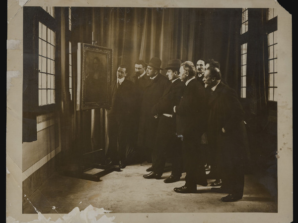 Soprintendenza Firenze, la Gioconda di Leonardo da Vinci a Firenze, il direttore degli Uffizi Giovanni Poggi e il direttore generale delle Belle Arti Corrado Ricci, stampa alla gelatina ai sali d'argento, 19,7 x 24,7 cm.