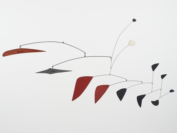 Alexander Calder, Mobile, 1947-1952, lamiera e fili metallici verniciati. Collezione privata