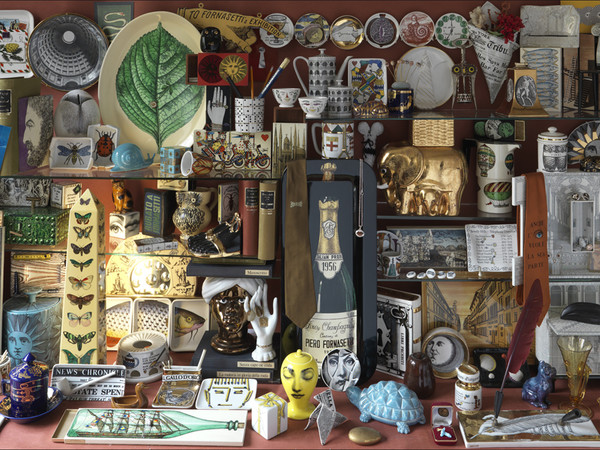 Vetrinetta, piccola wunderkammer, di oggetti di Piero Fornasetti. Courtesy Fornasetti.
