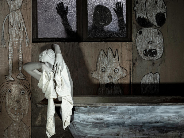 Roger Ballen, Intruder, 2020, stampa con pigmenti d'archivio su carta Hahnemühle fotografica perlata di cotone, 91x91 cm. Roger Ballen, Intruder, 2020, stampa con pigmenti d'archivio su carta Hahnemühle fotografica perlata di cotone, 91x91 cm.